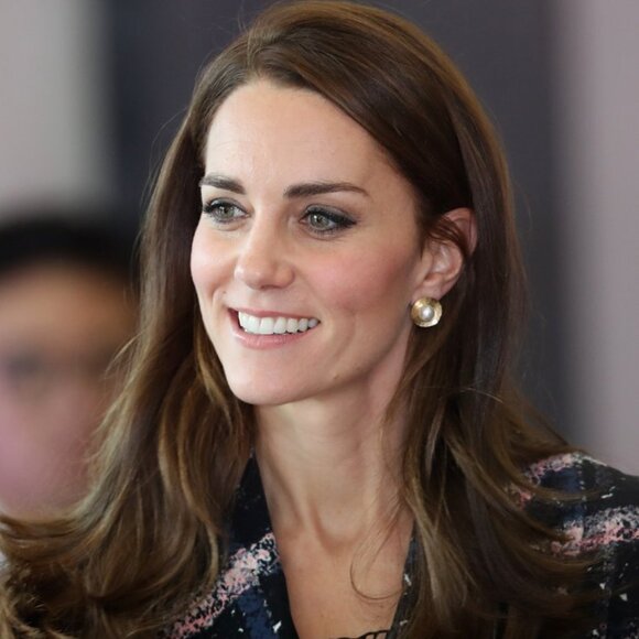 Oscar de la Renta Hammered Gold Disc Pearl Stud Earrings, ASO Kate Middleton - Picture 1 of 8